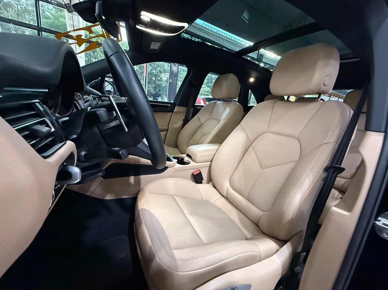 PORSCHE MACAN