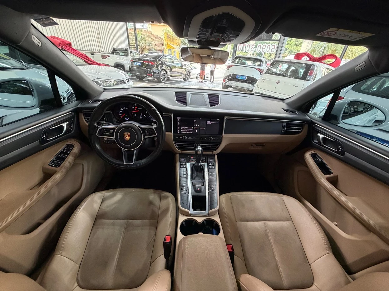 PORSCHE MACAN