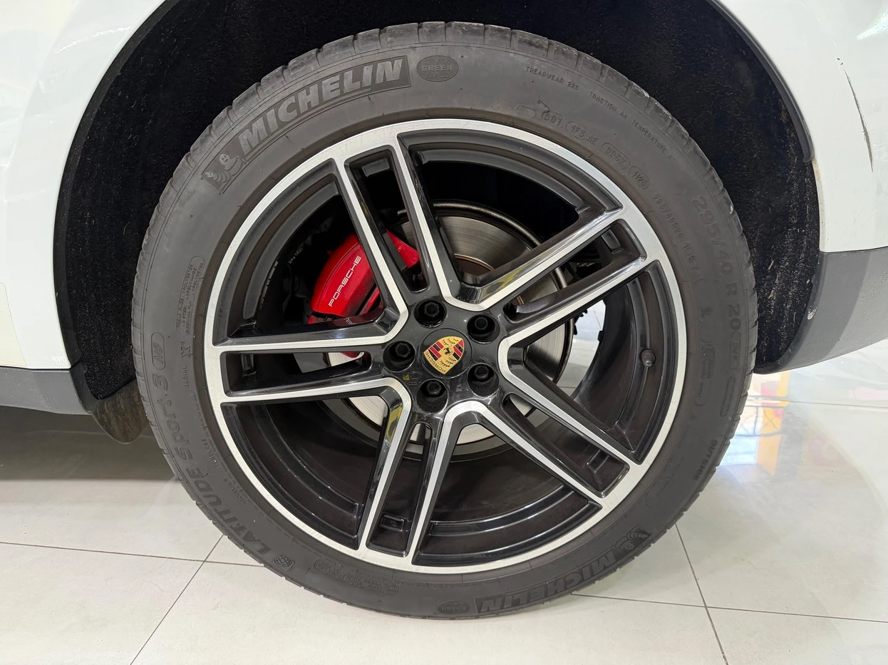 PORSCHE MACAN
