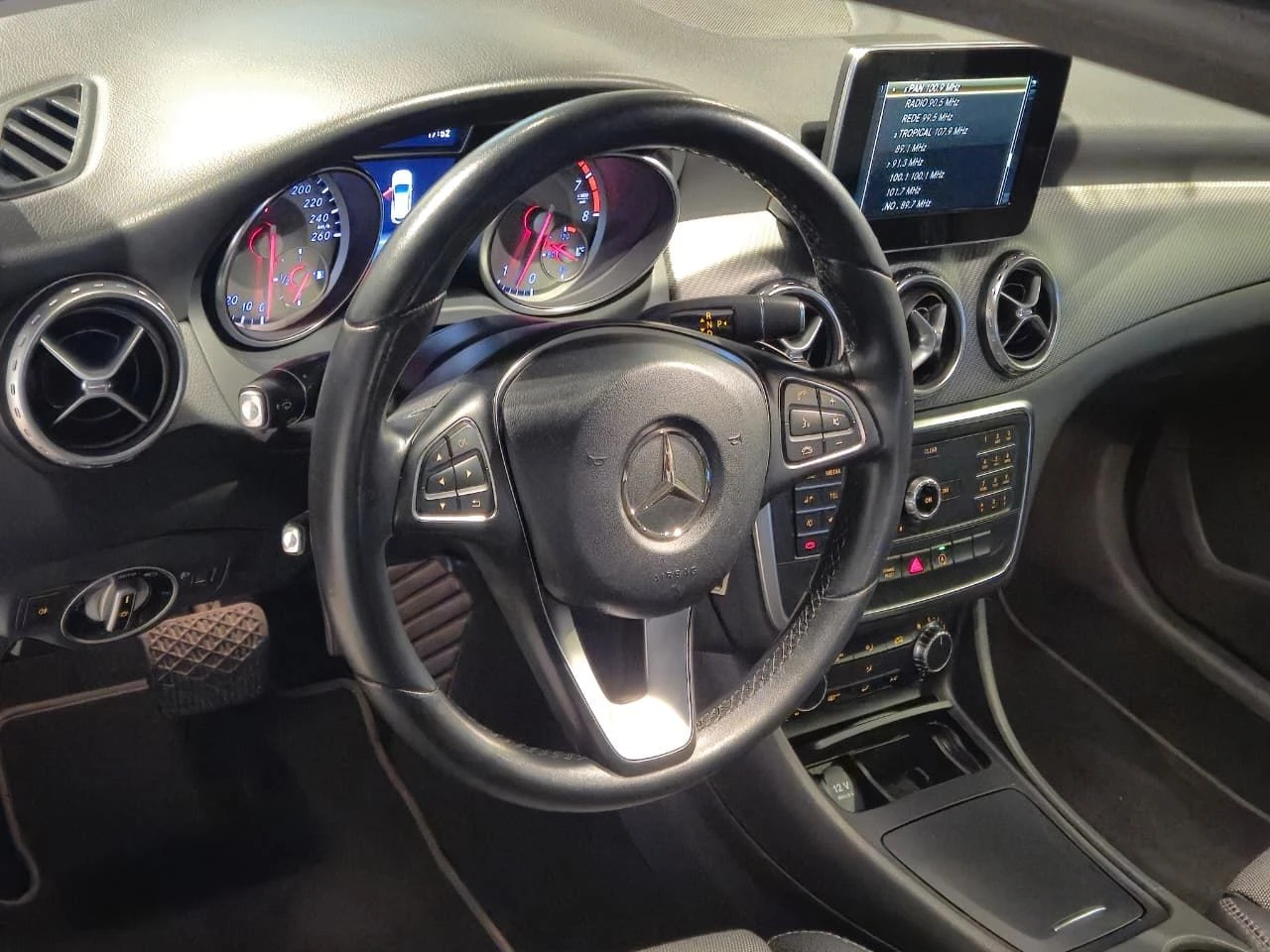 MERCEDES-BENZ GLA 200