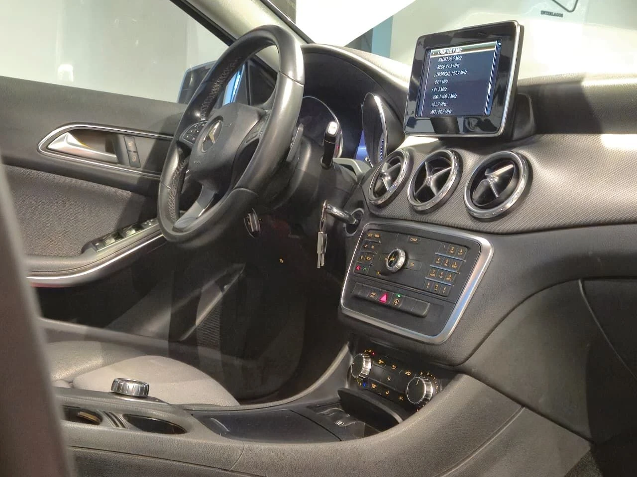 MERCEDES-BENZ GLA 200