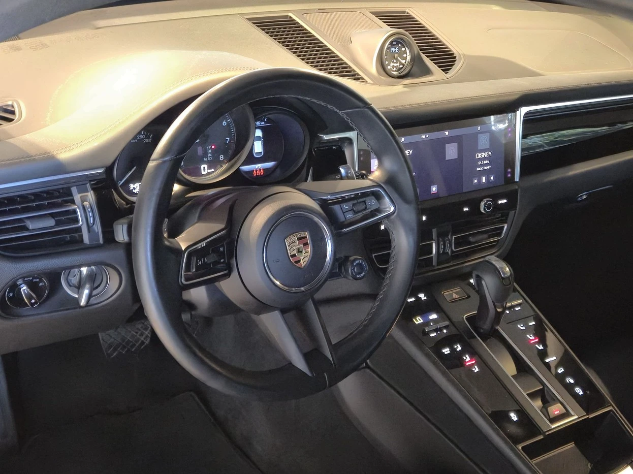 PORSCHE MACAN