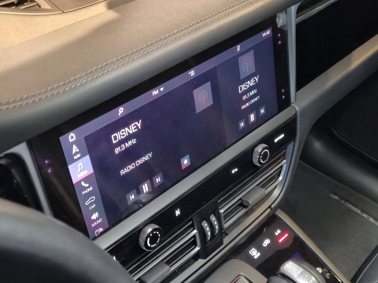 PORSCHE MACAN
