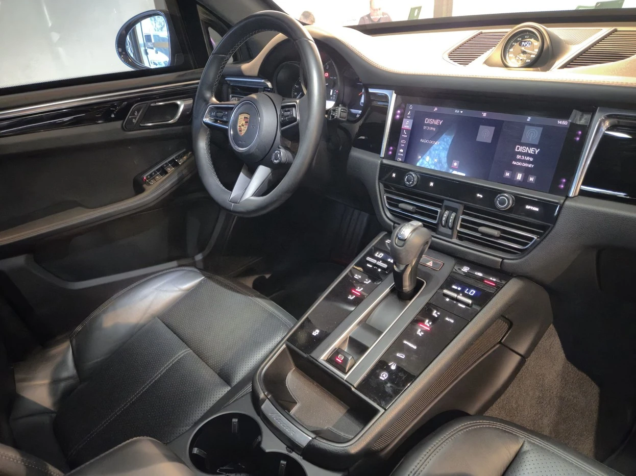 PORSCHE MACAN