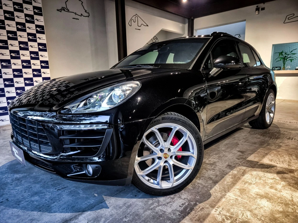 PORSCHE MACAN