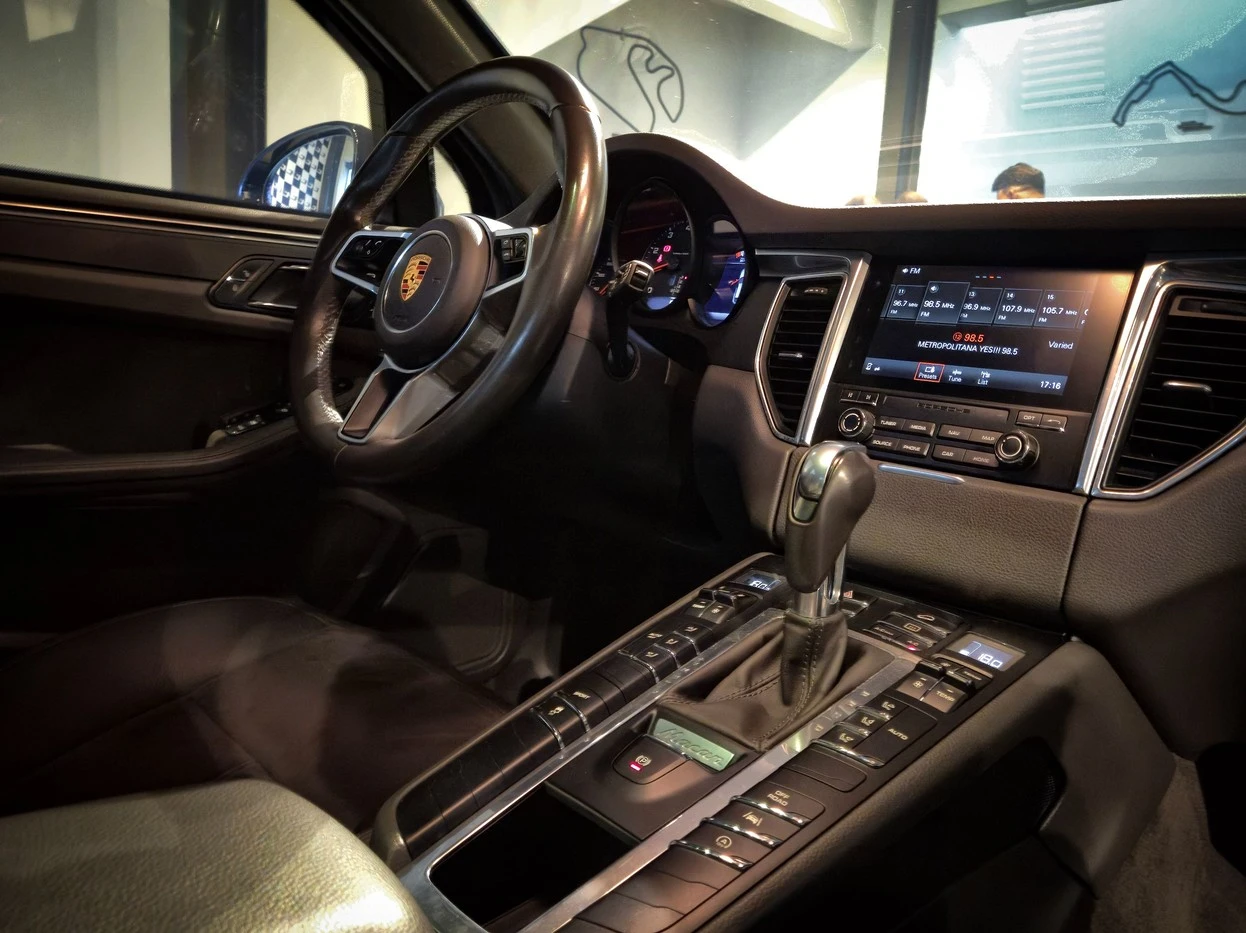 PORSCHE MACAN