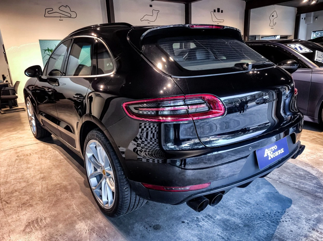 PORSCHE MACAN