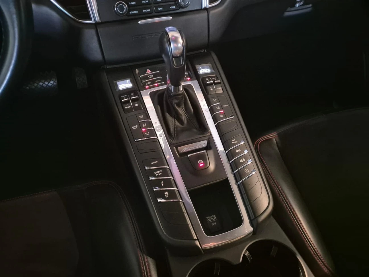 PORSCHE MACAN