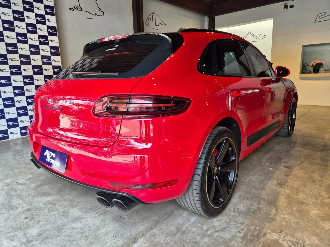 PORSCHE MACAN