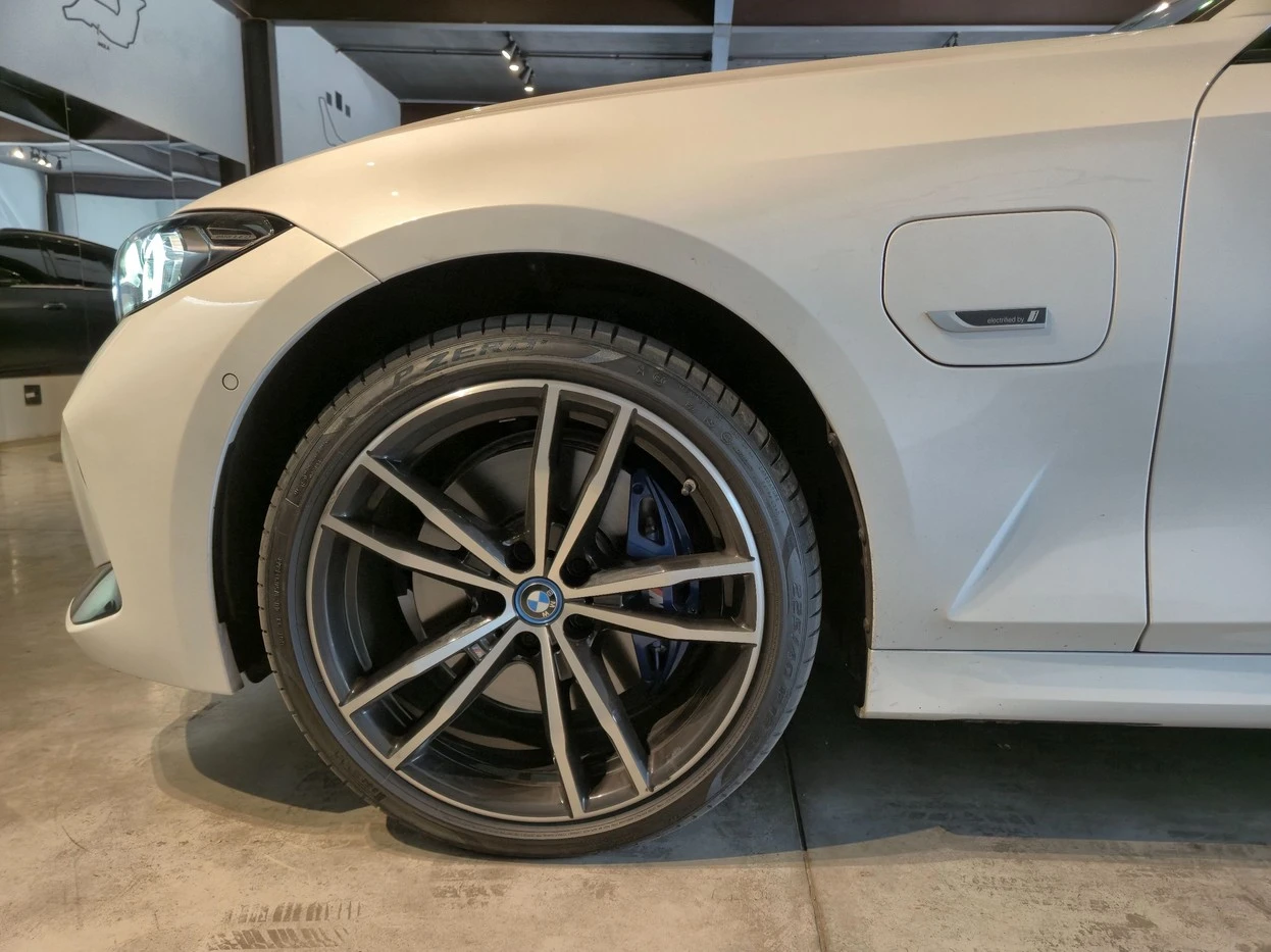 BMW 330e