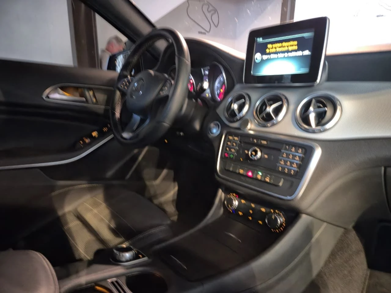 MERCEDES-BENZ GLA 200