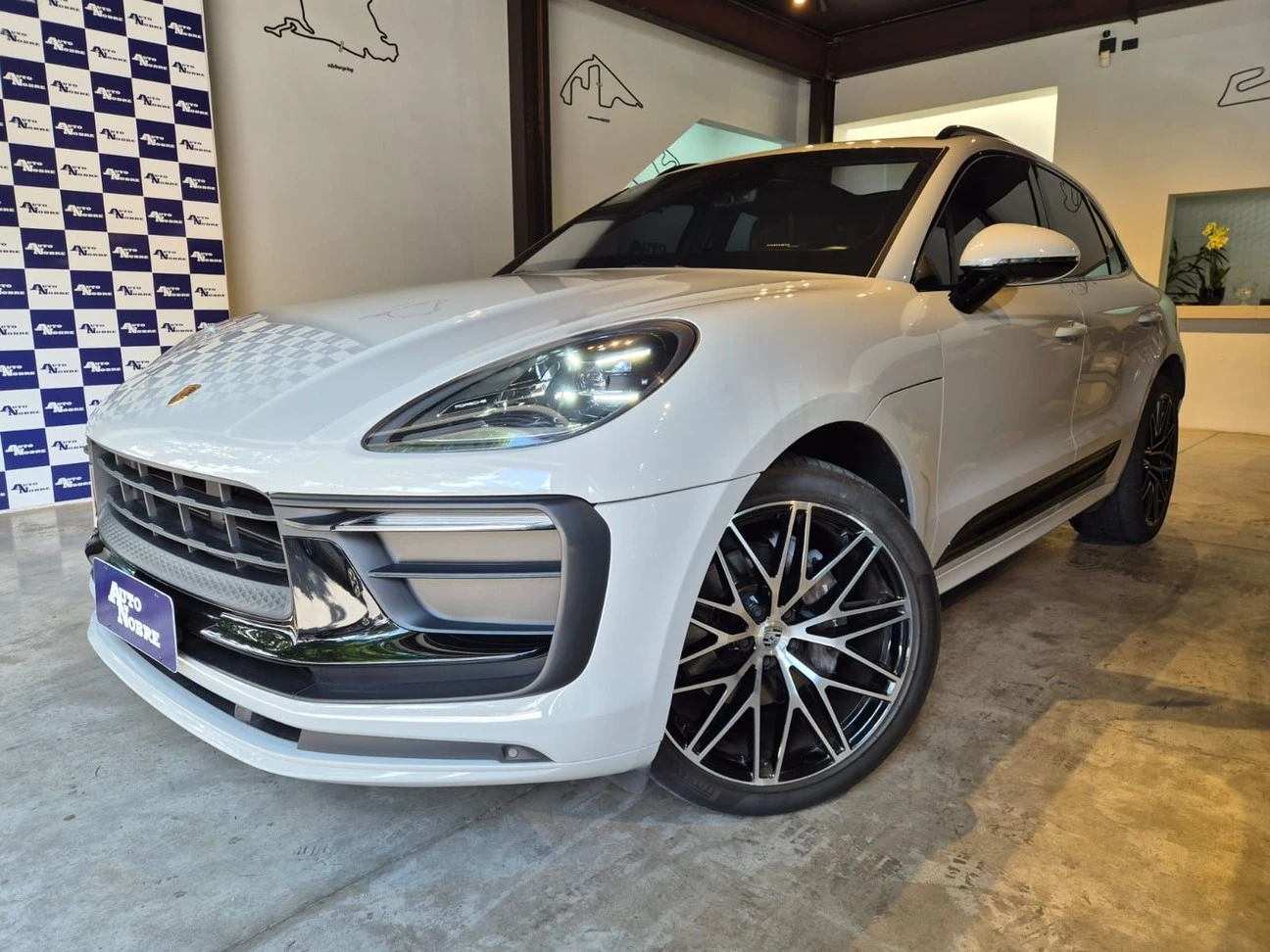 PORSCHE MACAN