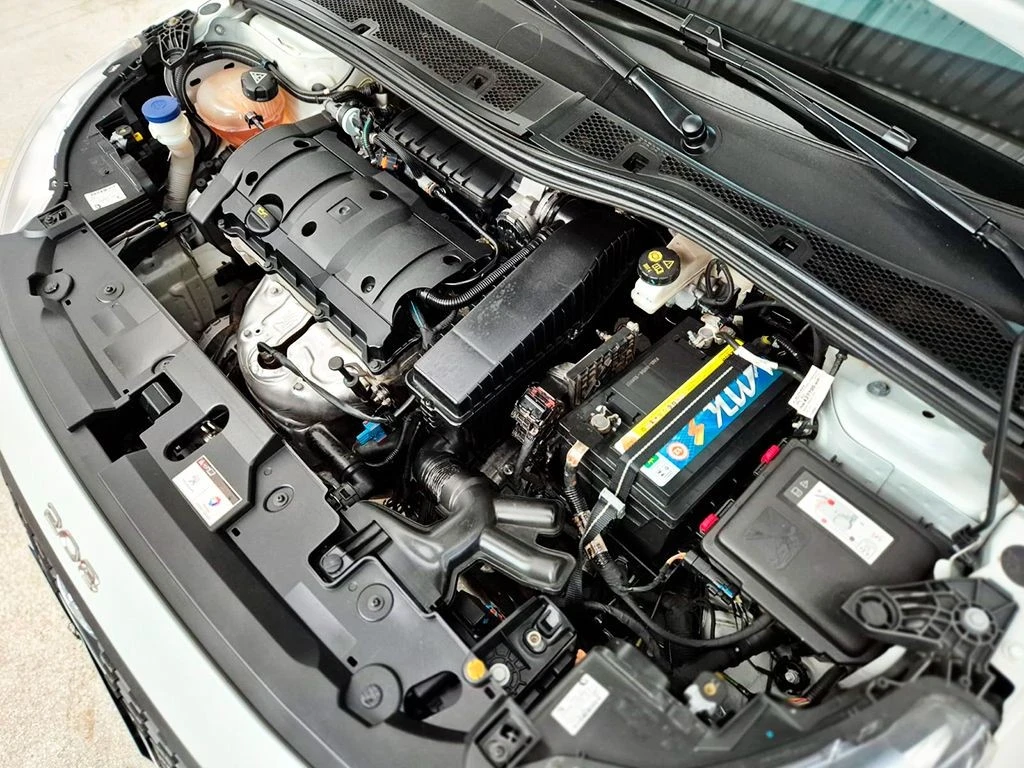 PEUGEOT 208