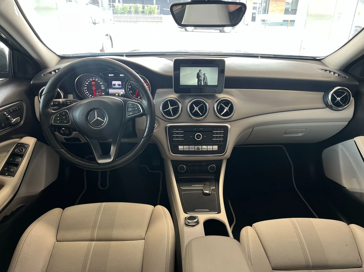 MERCEDES-BENZ GLA 200