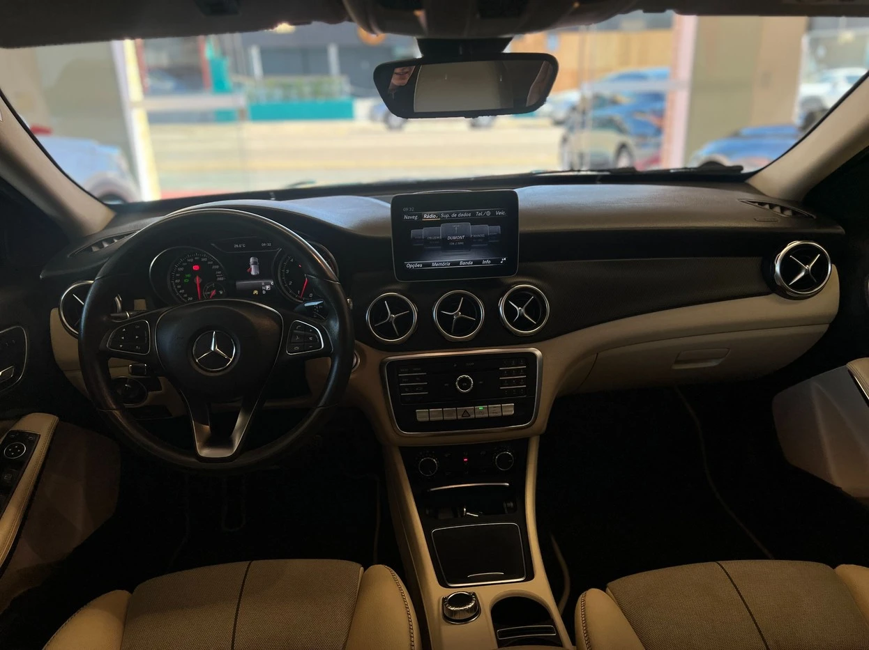 MERCEDES-BENZ GLA 200