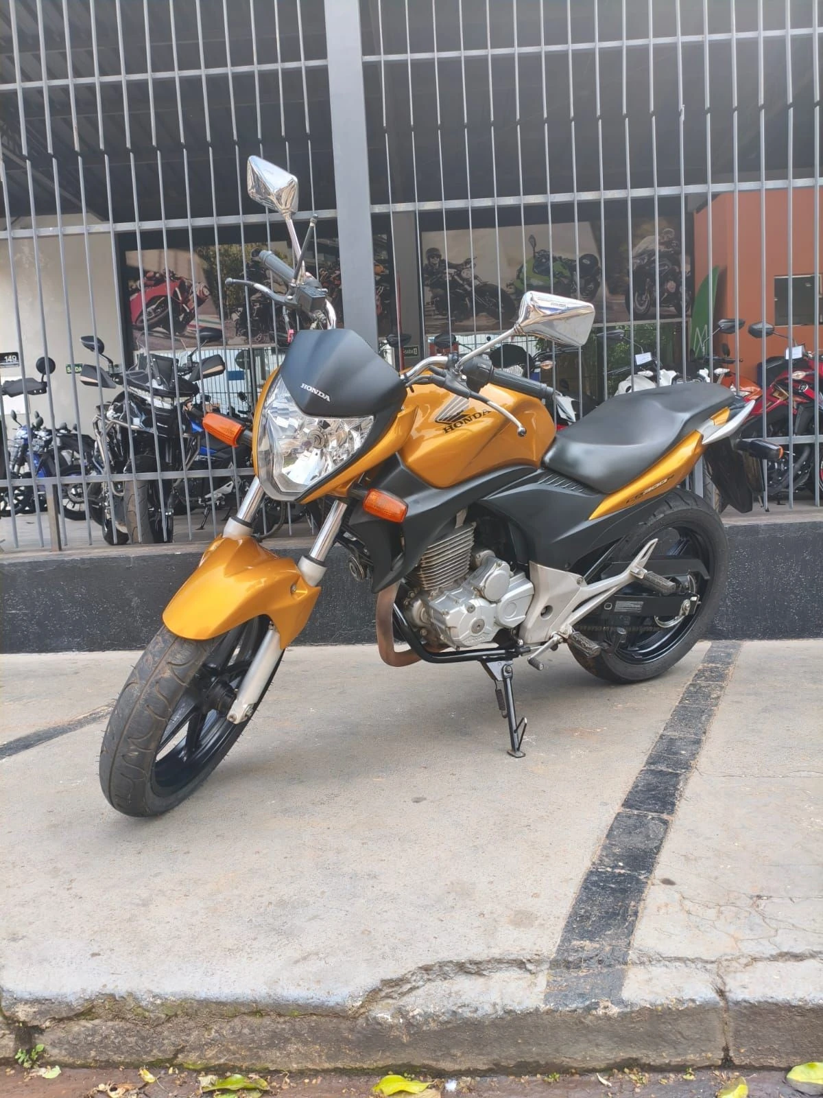 HONDA CB 300R