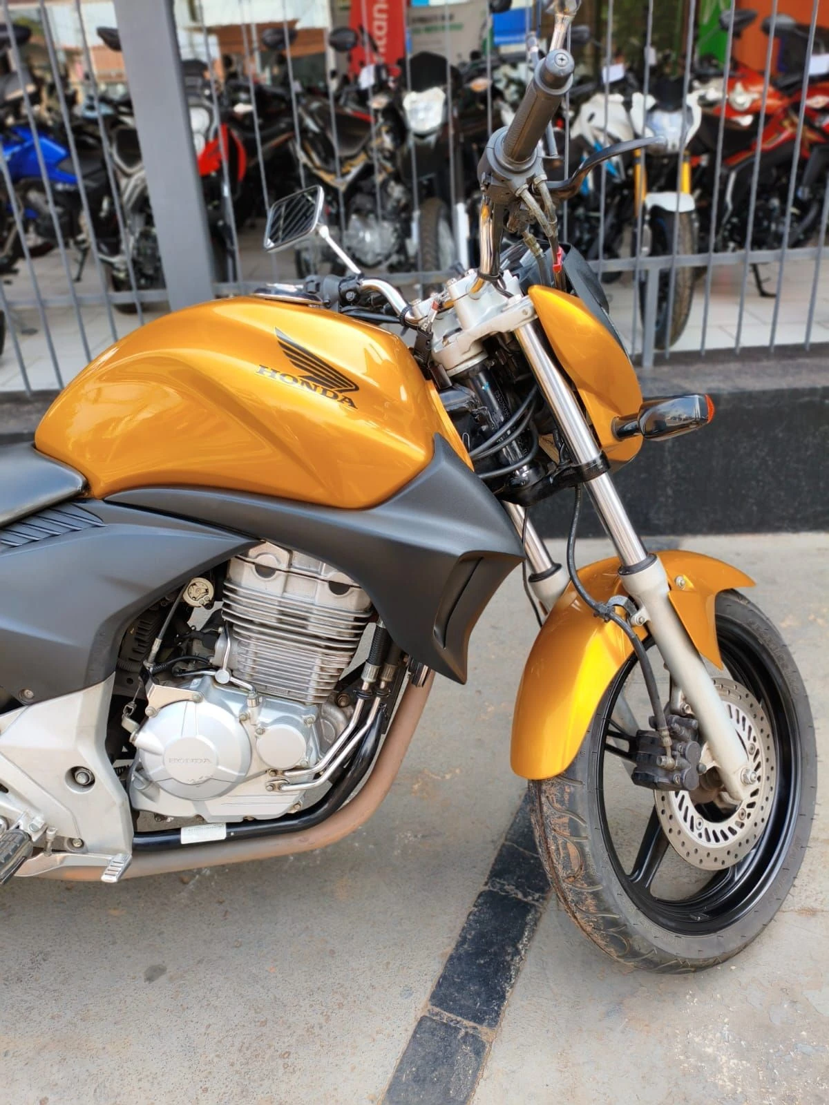HONDA CB 300R