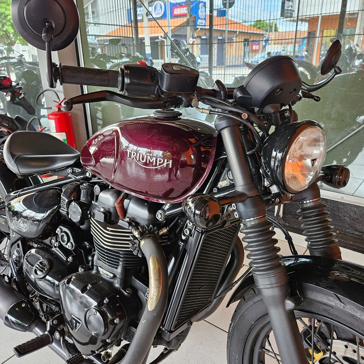 TRIUMPH BONNEVILLE BOBBER 1200