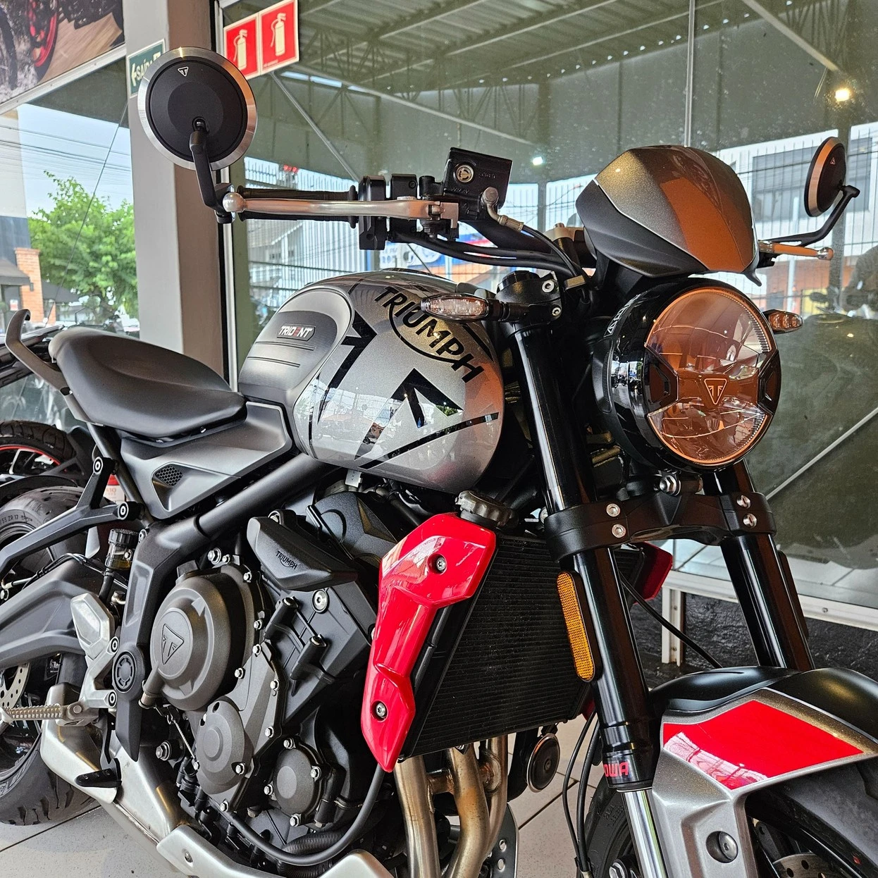 TRIUMPH TRIDENT TRIBUTE