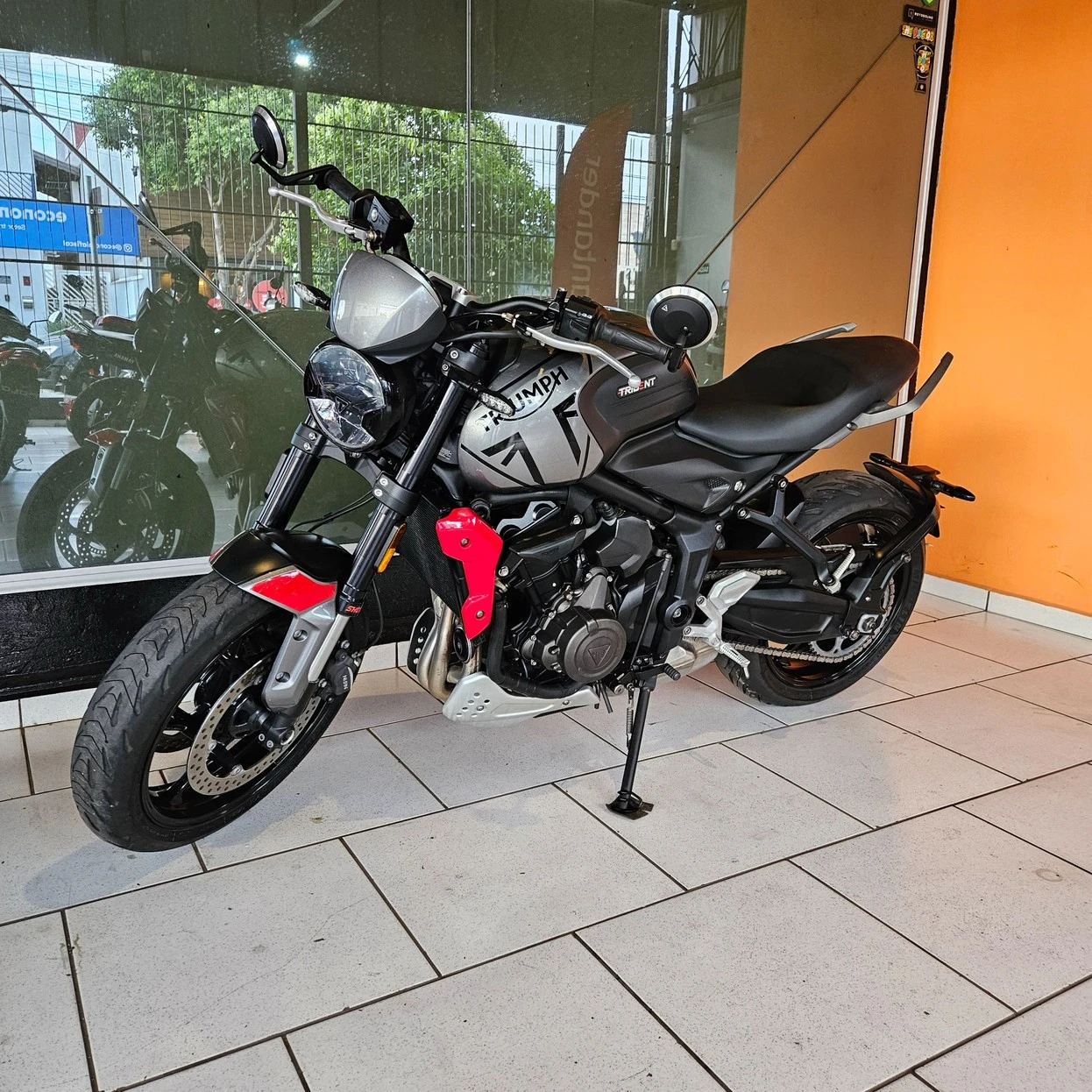 TRIUMPH TRIDENT TRIBUTE