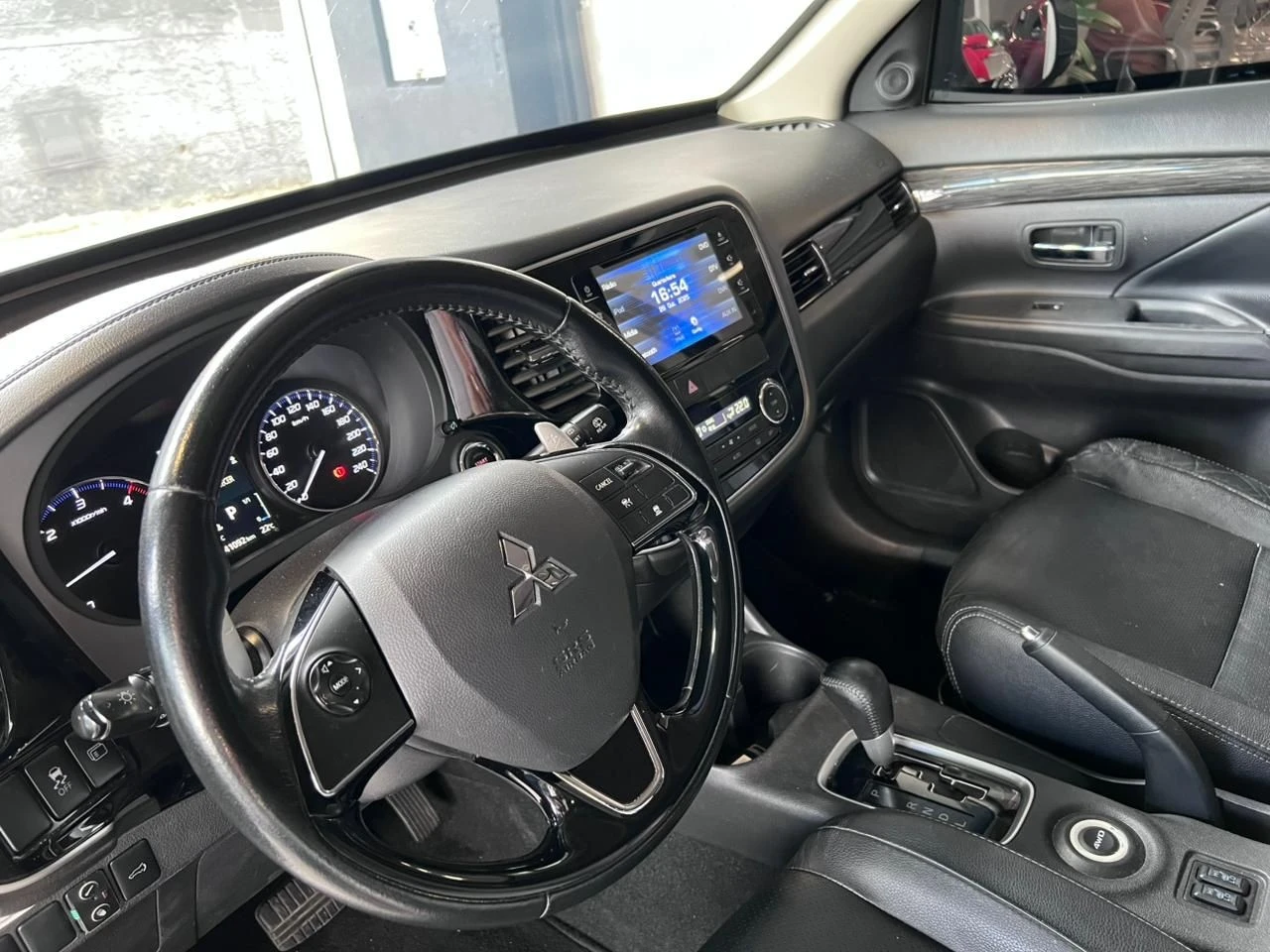 MITSUBISHI OUTLANDER