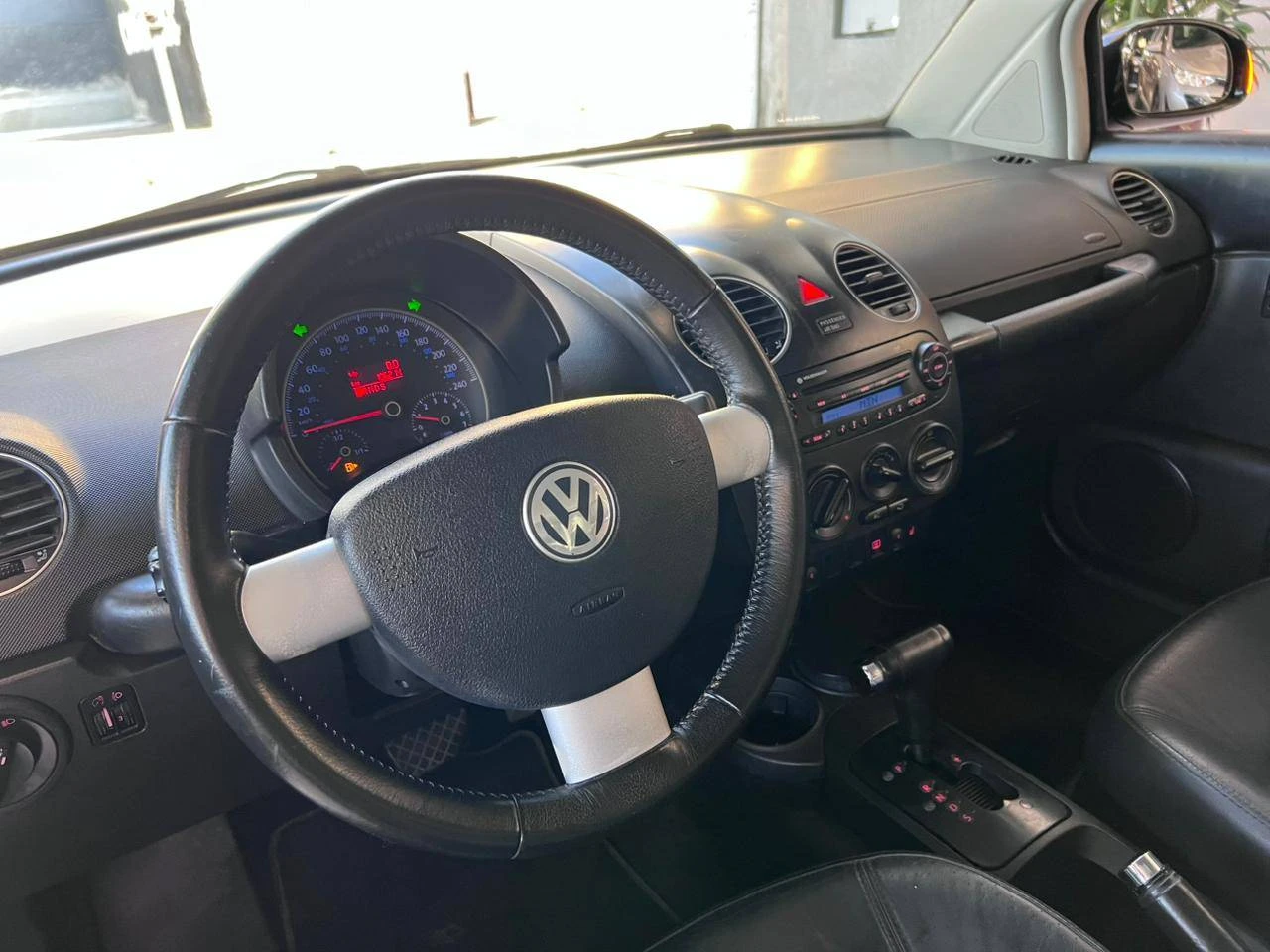 VOLKSWAGEN NEW BEETLE