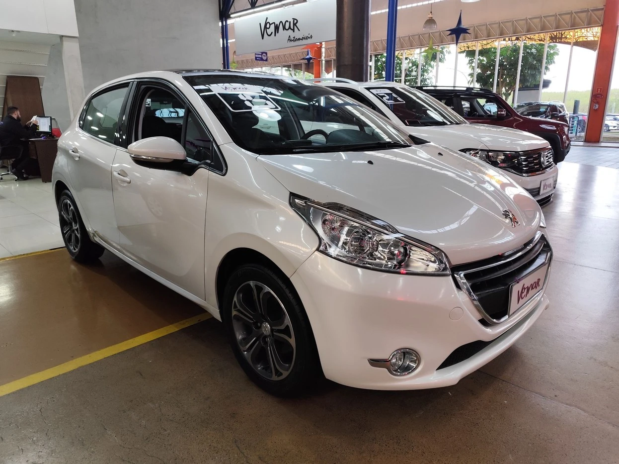 PEUGEOT 208