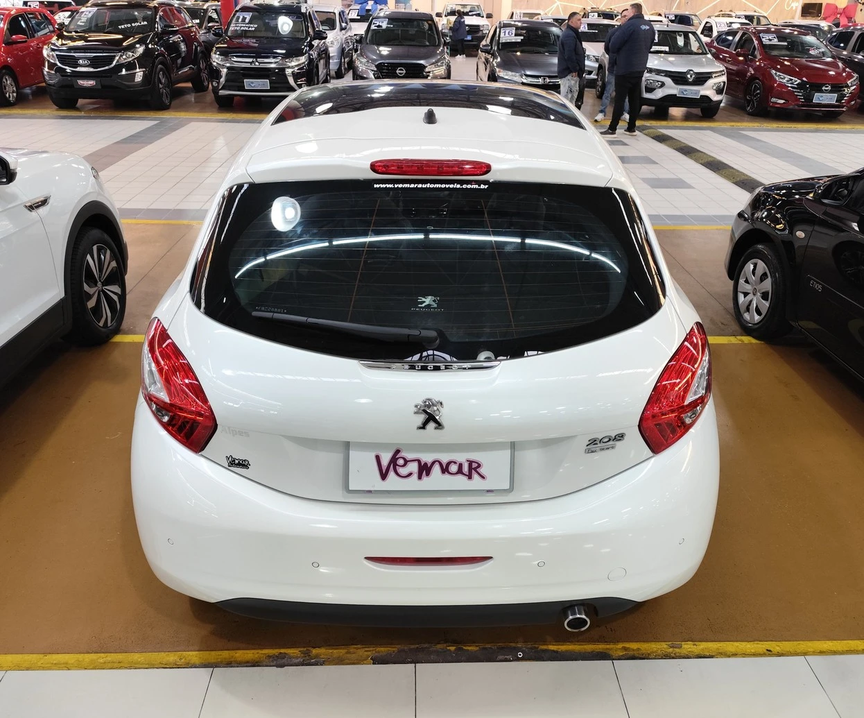 PEUGEOT 208