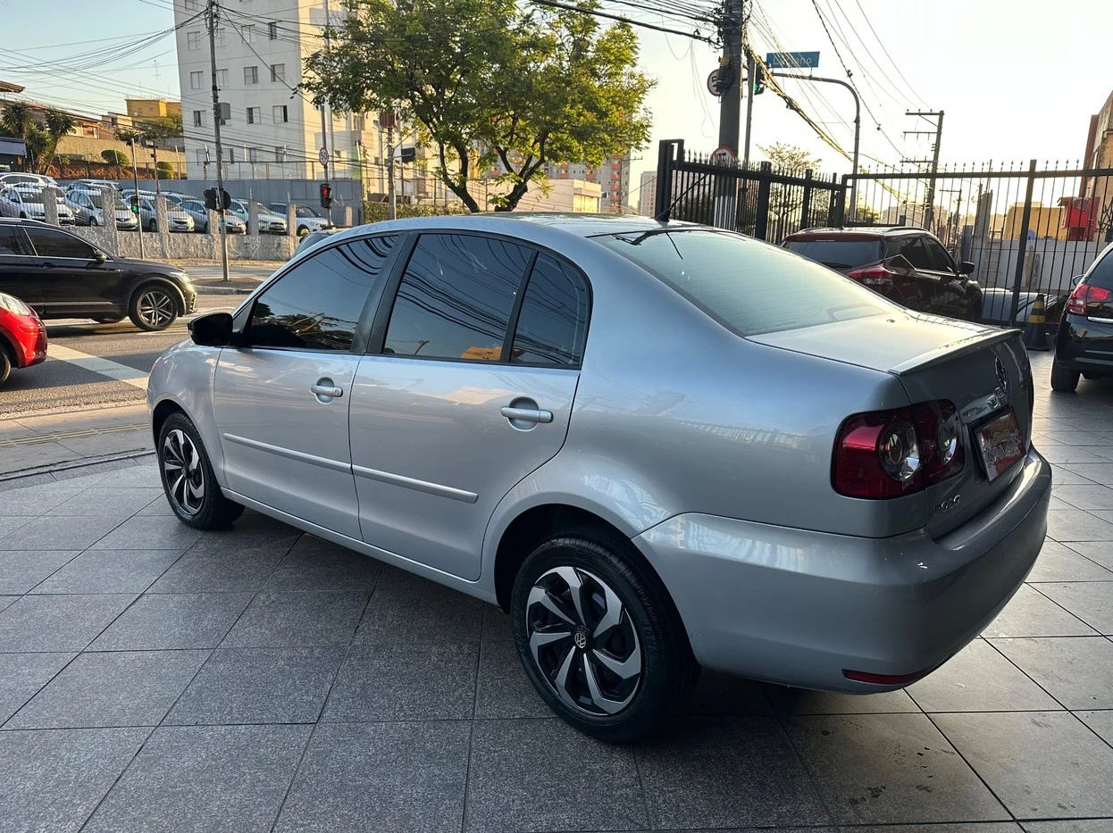 VOLKSWAGEN POLO SEDAN