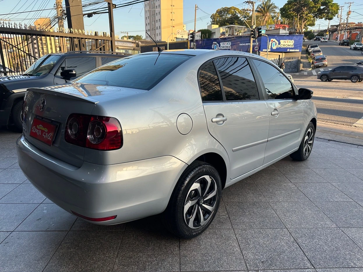 VOLKSWAGEN POLO SEDAN