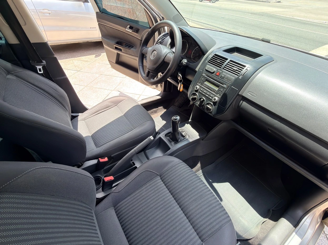 VOLKSWAGEN POLO SEDAN