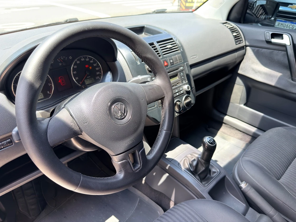 VOLKSWAGEN POLO SEDAN