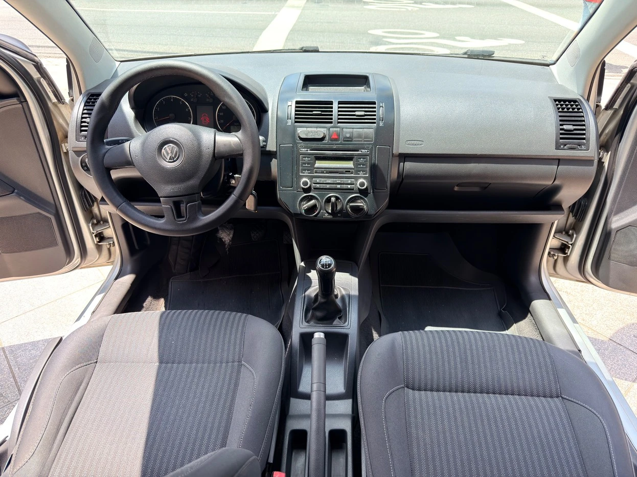 VOLKSWAGEN POLO SEDAN
