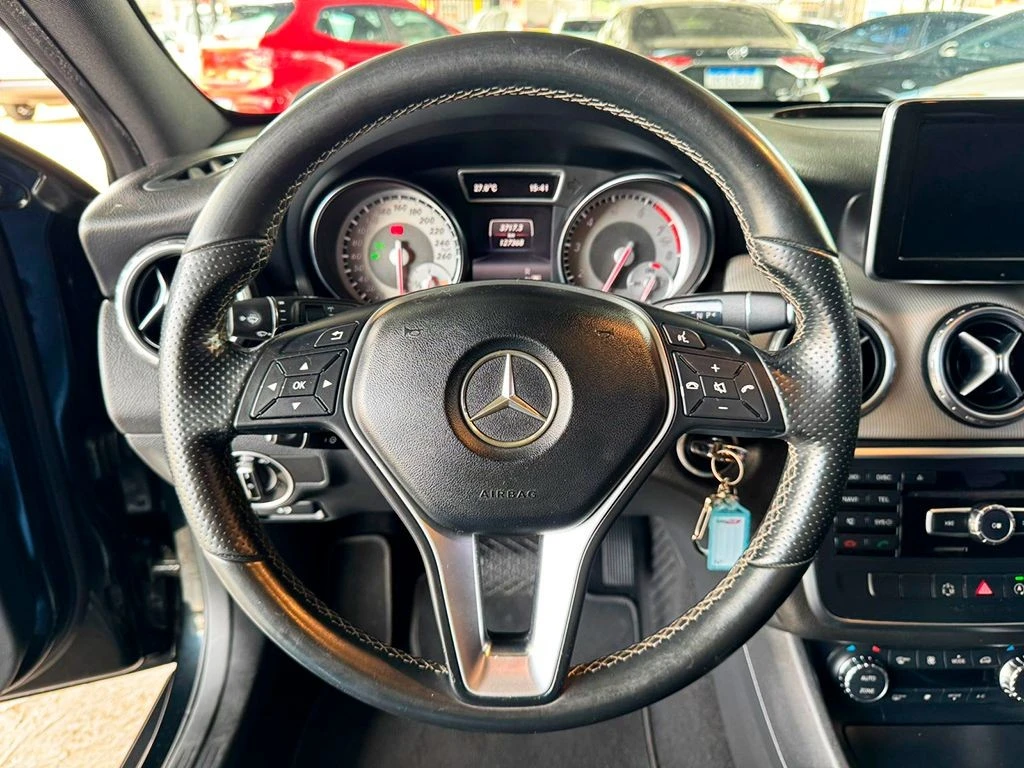 MERCEDES-BENZ GLA 200