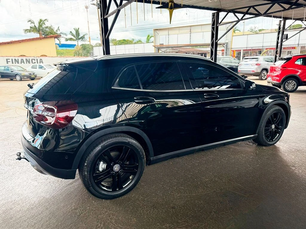 MERCEDES-BENZ GLA 200