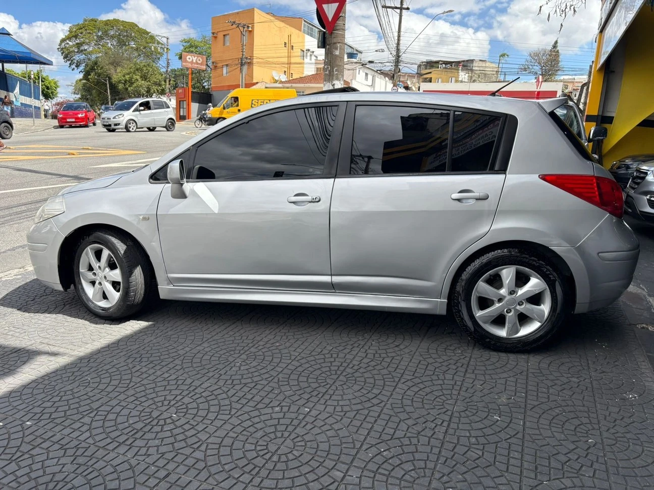 NISSAN TIIDA