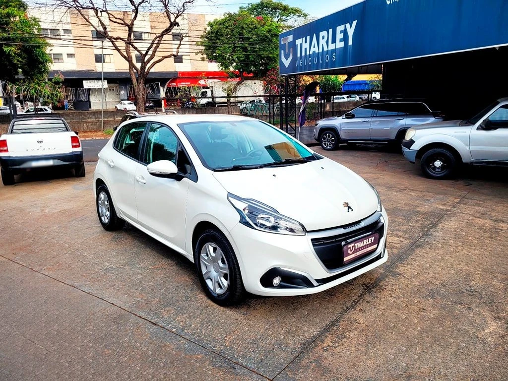 PEUGEOT 208