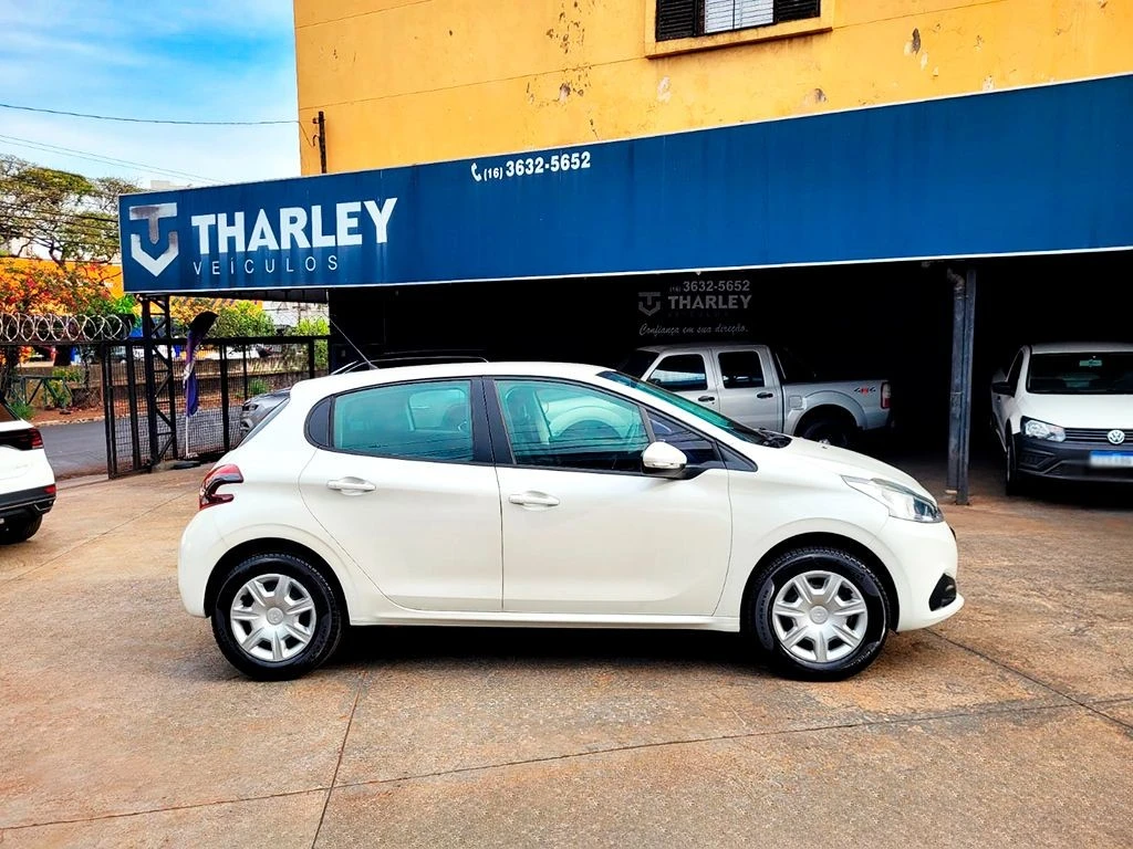 PEUGEOT 208