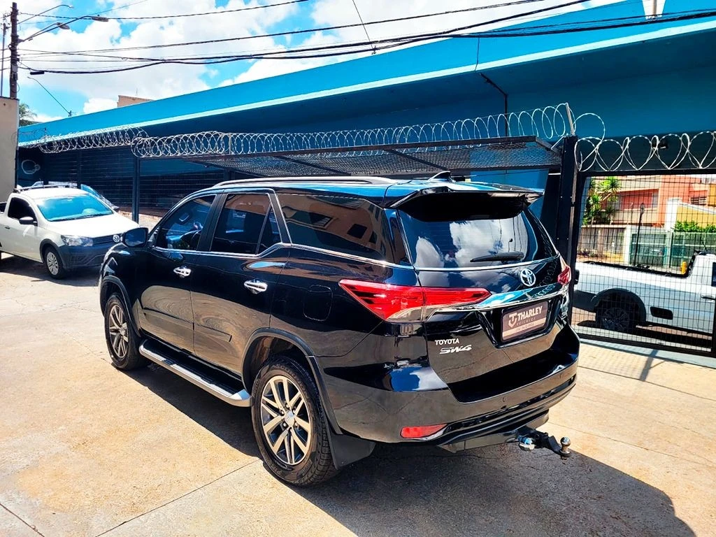 TOYOTA HILUX SW4
