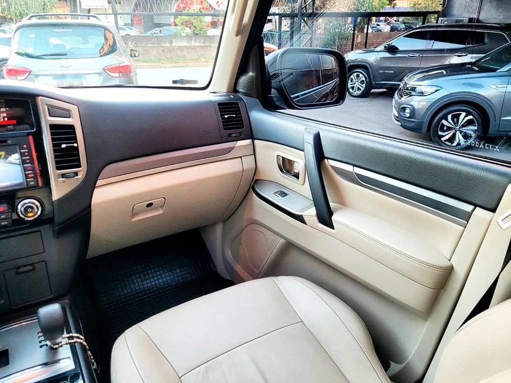 MITSUBISHI PAJERO FULL