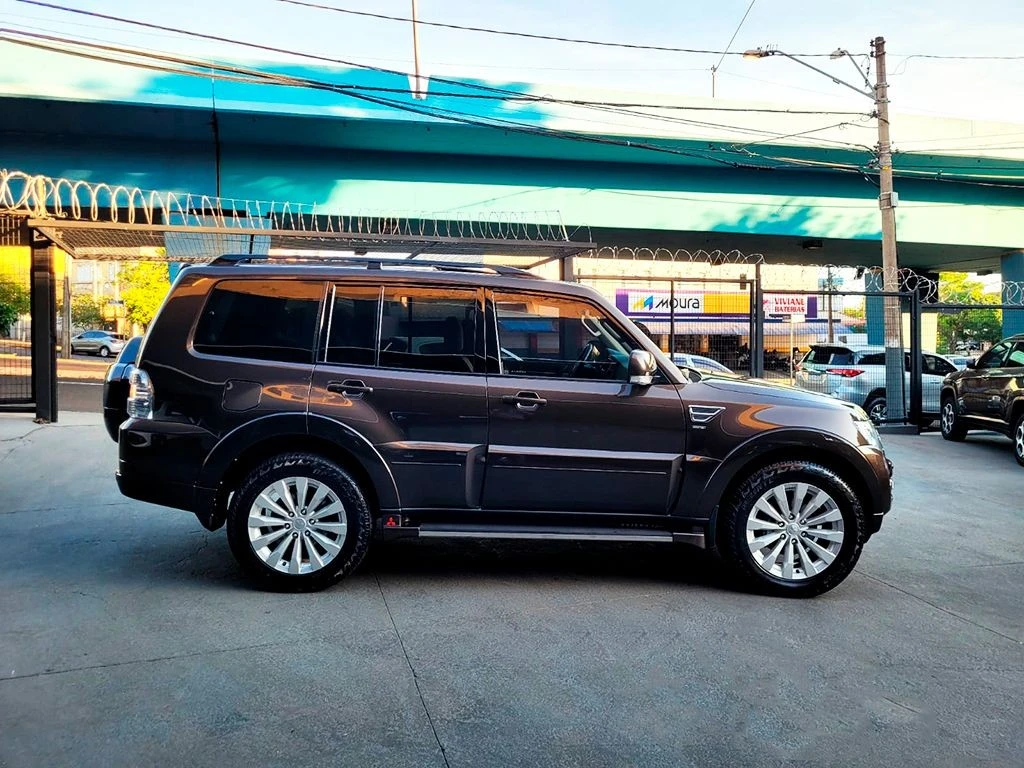 MITSUBISHI PAJERO FULL