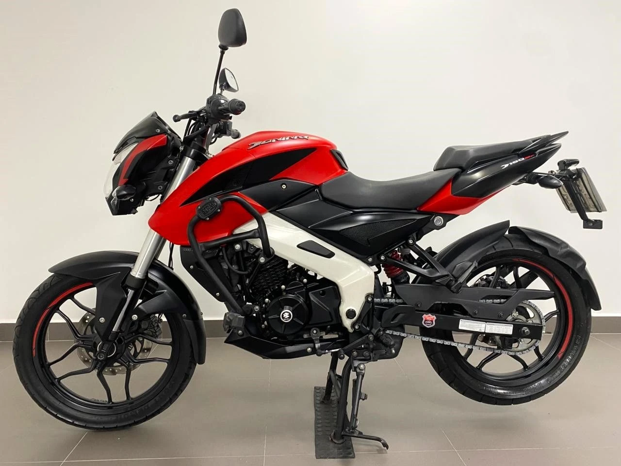 BAJAJ DOMINAR 160