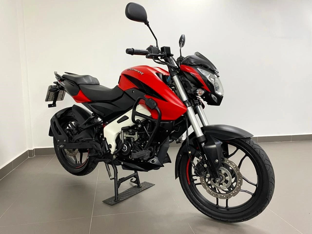 BAJAJ DOMINAR 160
