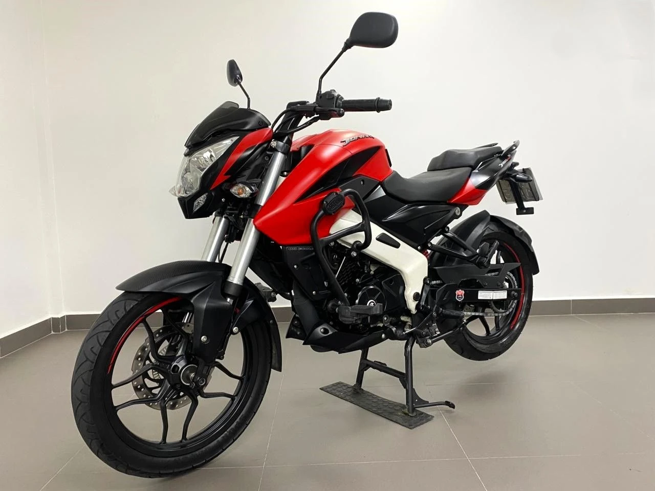 BAJAJ DOMINAR 160