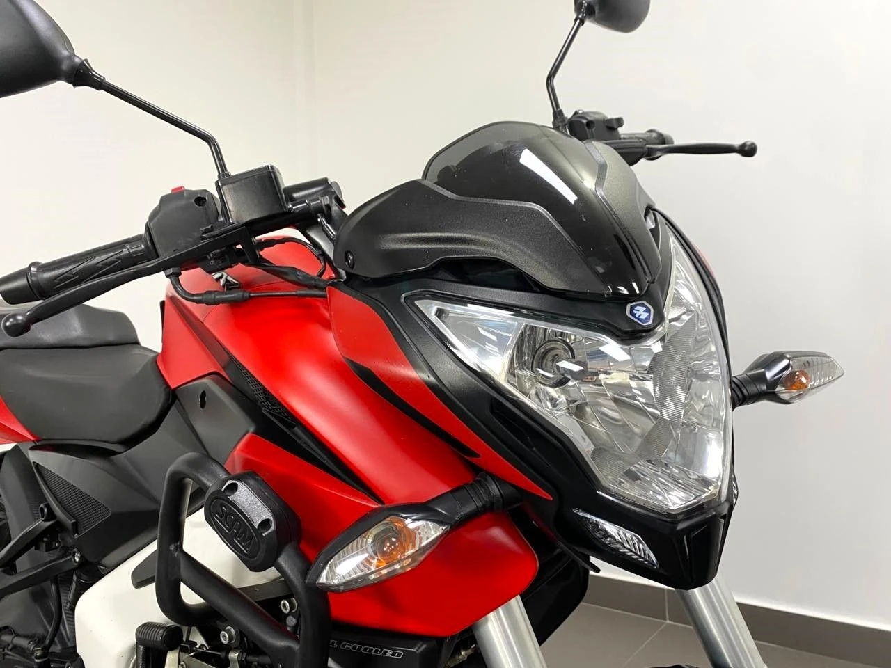 BAJAJ DOMINAR 160