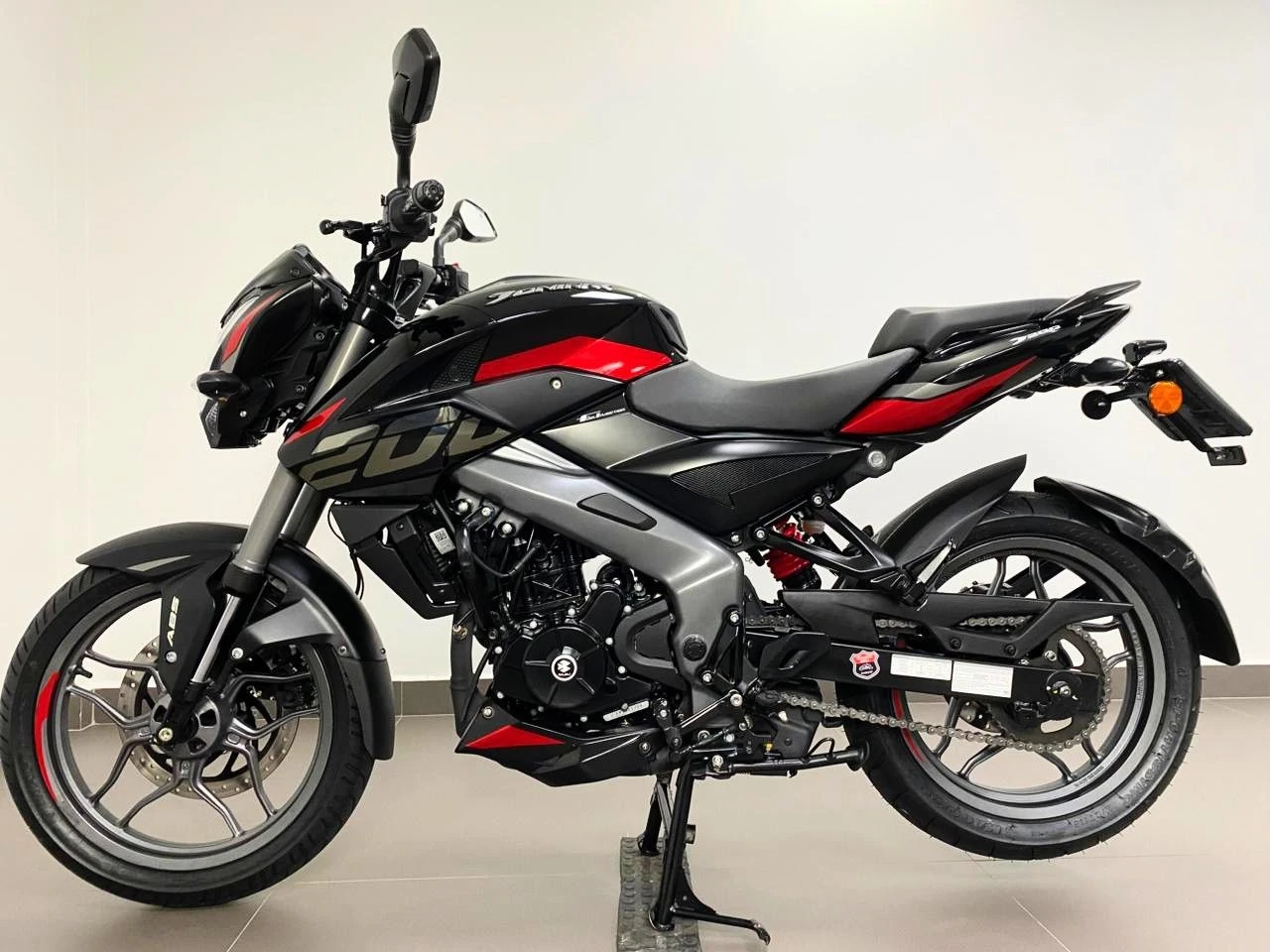 BAJAJ DOMINAR 200