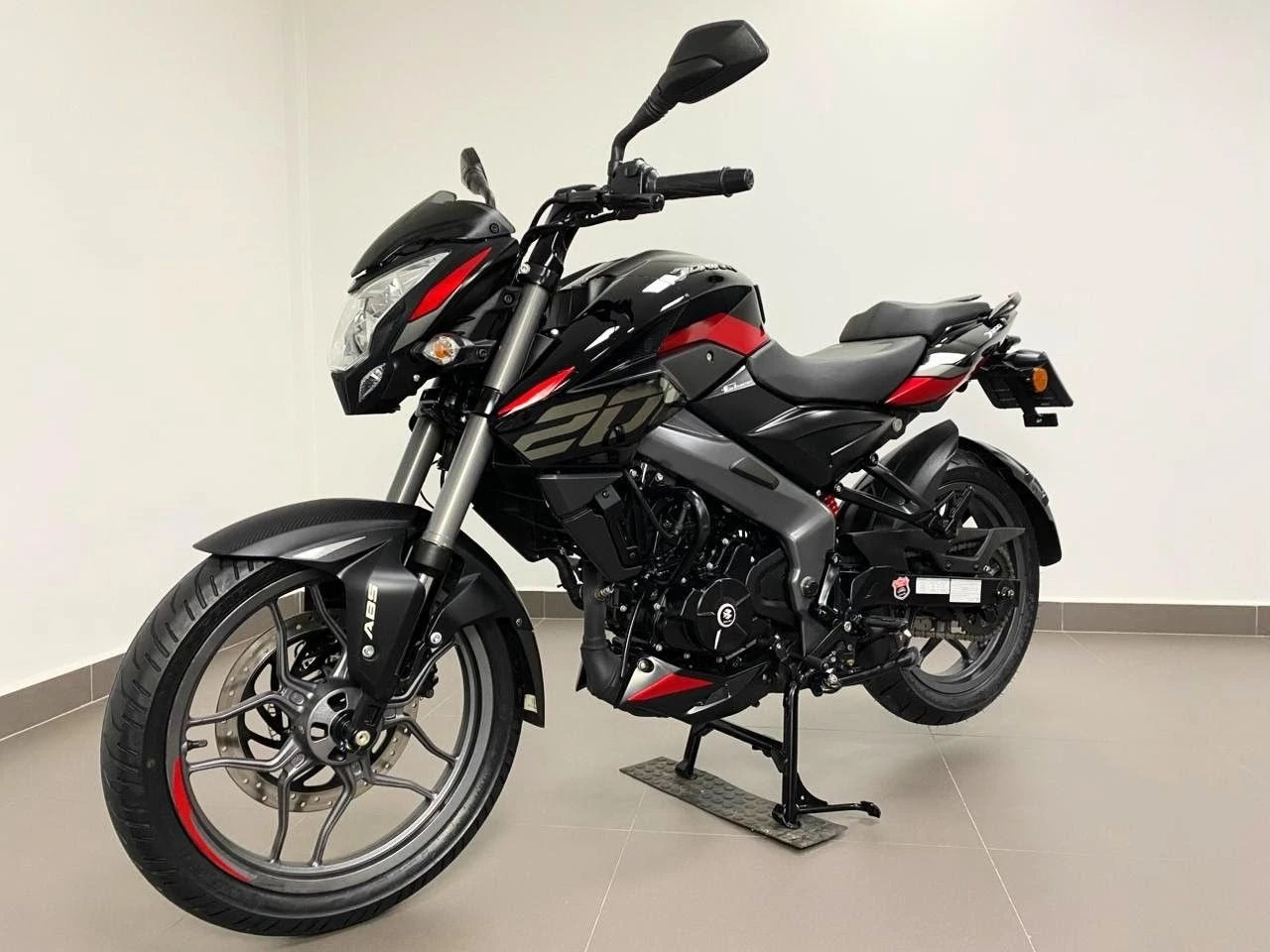 BAJAJ DOMINAR 200