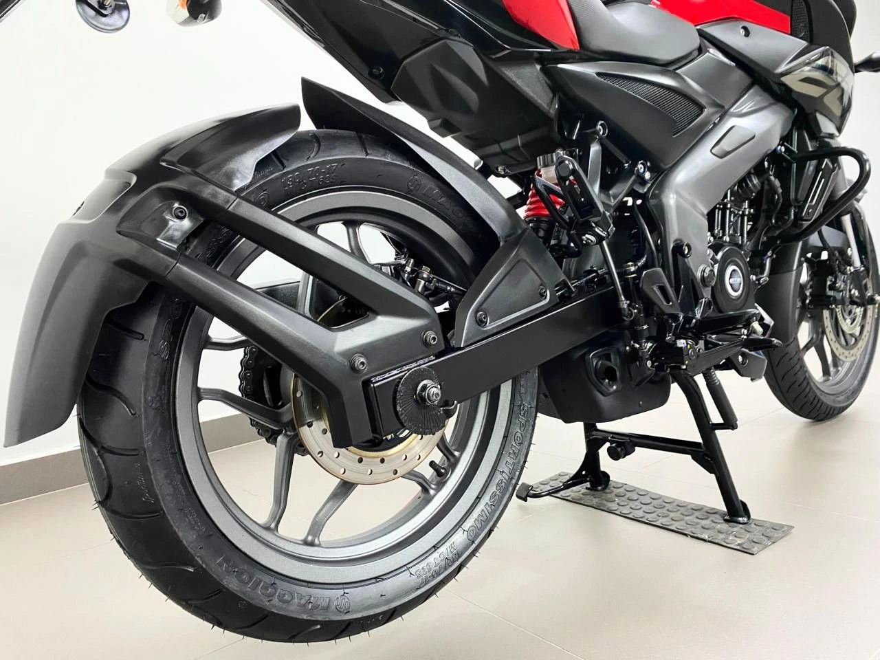 BAJAJ DOMINAR 200