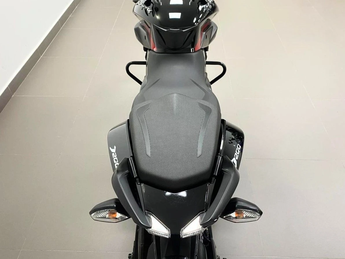 BAJAJ DOMINAR 200