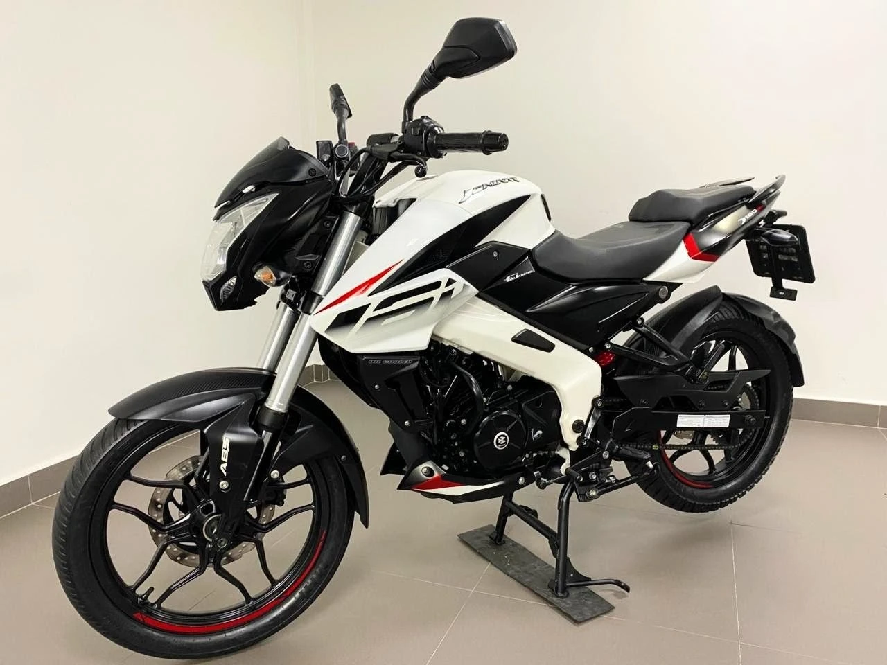 BAJAJ DOMINAR 160